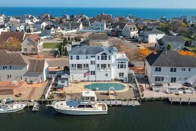 Image de Water Front Villa Pool, Hot Tub, Elevator, 85ft Dock near to  beach  30 days rental