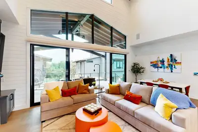 Image de 3 bedroom home with furnished decks, Wfh area, pool table & Ac