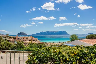 Image de Splendid 60 sqm apartment, perfect for 4 people, located on the mezzanine floor of a building Without a lift (stairs to access it). The accommodation boasts a wonderful veranda and enjoys a breathtaking view of the sea, the mountains and the surroundings