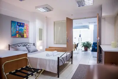Image de Spacious apartment nearby restaurants, cafes and 2 minutes walk from the metro! \n