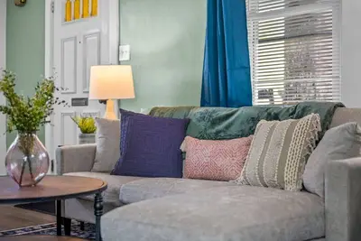 Image de New Stylish 2 bedroom: Garage, office, Fenced yard