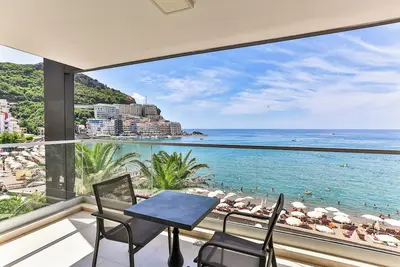Image de Stunning two-room apartments, on the first line of the sea