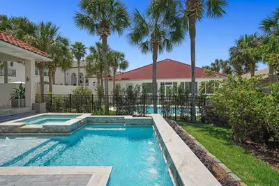 Image de Seaside Dreams Dive into Destiny East's Ultimate Poolside Paradise! 6-seat Cart Included!
