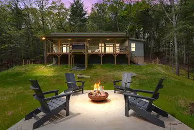 Image de Chalet at Flatbranch ~2024 3br Luxury Cabin ~ Hot Tub  ~ Just 4 miles from Roo Mountain Vineyards