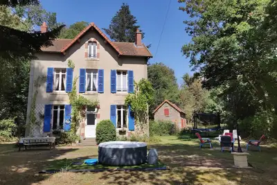 Image de Romantic 19th century country home with a big garden and Bbq.