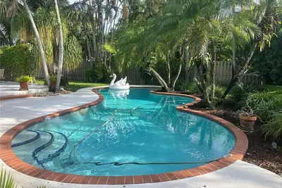 Image de Centrally located shopping, restaurants, movies, and parks!