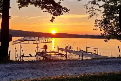 Image de Designer Lakefront 2 Br, 1 Ba w\/Lake Access, Driveway Parking & Private Beach