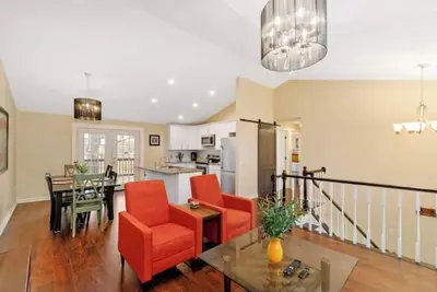 Image de Home, 6 beds, 9’ pool table, half basketball court