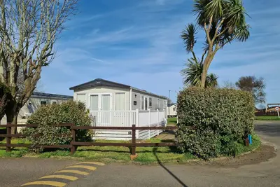 Image de Family-Friendly 6-berth caravan with onsite leisure facilities.