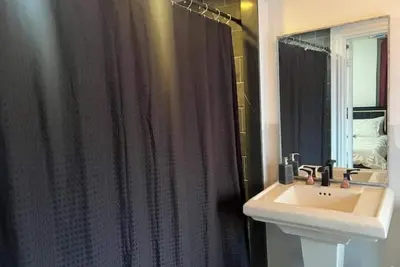 Image de King Bedroom with Private Bathroom