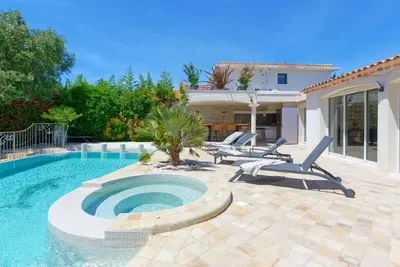 Image de Villa Exceptionnelle Avec Piscine Privée, Haut de Gamme, Proche de la Plage