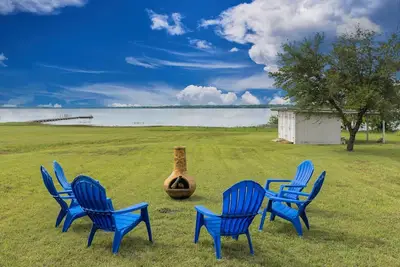 Image de Charming Lake Front Home Fishing Dock Fire Pit Kayaks