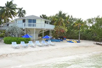 Image de 2 Bedrm / 2 Bath Private Beach Boat Dock Fishing Pier Pool Hot Tub Dream Vacay