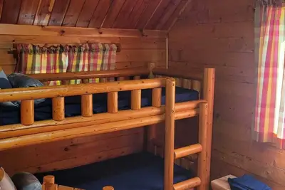 Image de Escape to Texarkana's Log Cabin with All the Comforts!