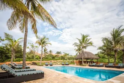 Image de Relax and Recharge! Outdoor Pool, Close to Wimbe Beach!