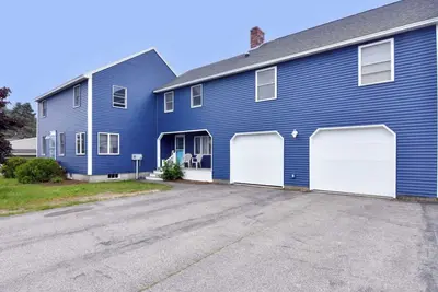 Image de Just steps from the beach, large families and groups love this Hills Beach home.