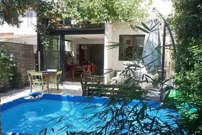 Image de Palmier, Bambous et Petite Piscine au Centre Ville