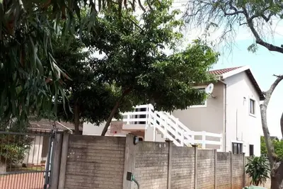 Image de Escape to serenity at our enchanting 2-bedroom cottage nestled in Glen Anil.