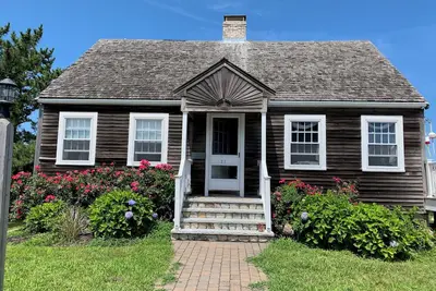Image de Welcome to \"A Stones Throw\" Cottage located steps from the beach.
