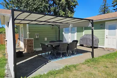 Image de Cozy 2 bedroom carriage home in private Backyard in quiet neighborhood