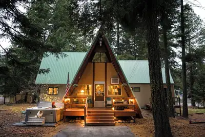 Image de Vintage A-Frame: Hot Tub, Ev Charger, Lake access, King bed, Bbq