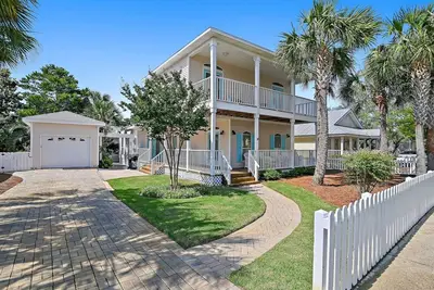 Image de Bright open floor plan, 4 minute walk to Beach, Community pool!
