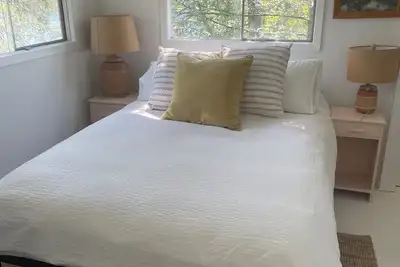 Image de Escape to Your Very Own Private and Cozy Island with 360 Lakeviews