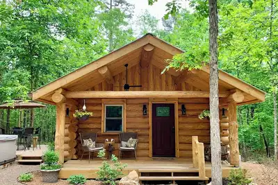 Image de Cozy Log Cabin in the woods w/hot tub & deck. Near Lake Ouachita & Hot Springs
