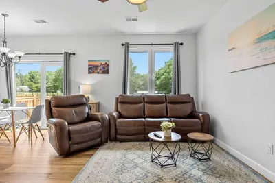 Image de New duplex; sleeps 6! Pet friendly! Perfect for traveling medical and families!