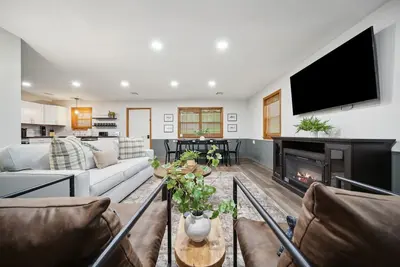 Image de Modern Lakeside Cottage, Boat Slip, Gameroom w/ pool table!