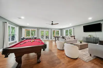 Image de Stunning modern lakefront home, boat slip, pool table, huge deck & more!
