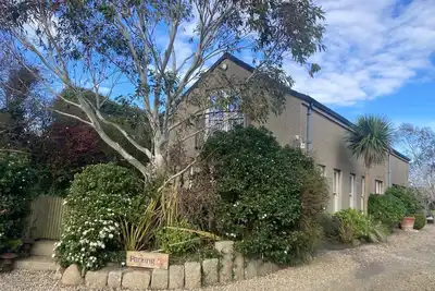 Image de Country cottage in peaceful setting, nestled between the mountains and the sea.