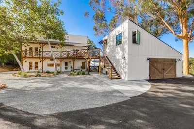 Image de Barn-flower Farm House with views, office\/artist studio, sauna, and 3 bedrooms