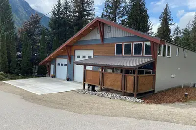 Image de Lodge with Direct Atv Trail Access, Hot Tub and Shop\nIt’s the Perfect Home Base!