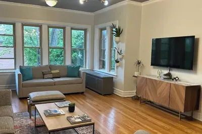 Image de Vintage City Chic: The Artist's Haven. 5 Blocks from Lake Michigan!