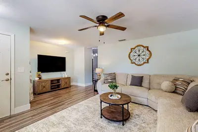 Image de Dog-friendly home with a private pool, home theater, sunroom, & washer\/dryer