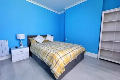 Image de Two bedrooms, Shower, Lounge & Kitchen