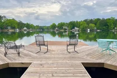Image de Lake Martin Boathouse great for couples: steps to the dock. Paddleboat included.