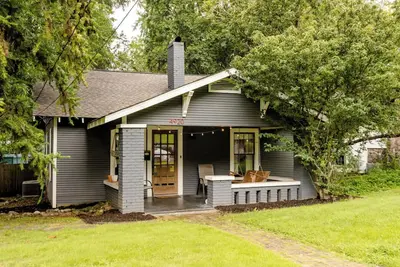 Image de Crestwood Bungalow- Pet friendly w/ heated Pool