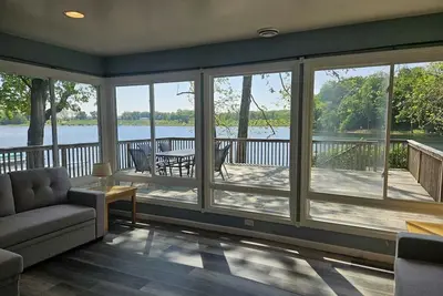 Image de Charming Lakefront Retreat with Sandy Beach – Perfect Getaway