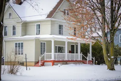 Image de Beautiful home in a charming neighborhood. Close to dwntwn Geneva & Seneca Lake.