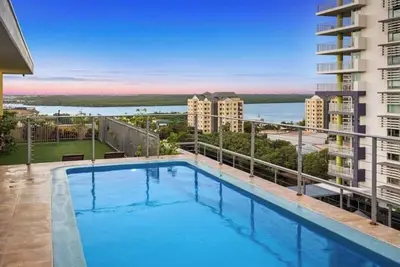 Image de Welcome to your stylish urban oasis! This 1-bedroom Cbd apartment sleeps up to 5 guests