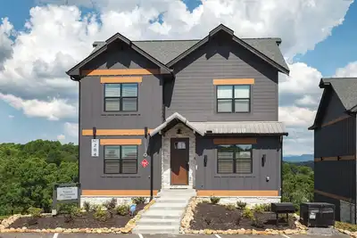 Image de New! Waterpark resort open, 1 mile to parkway w views, pool, movie rm, & more!