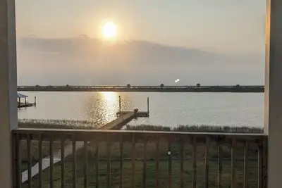 Image de Arrive Early & Stay Late-Waterfront Luxury in Angler Bay