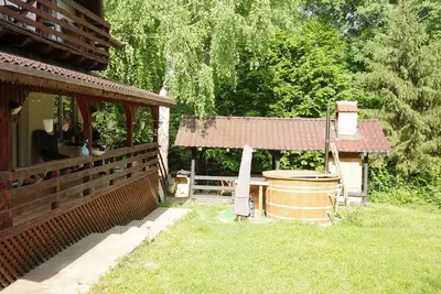 Image de Secluded Cabin Retreat: Hot Tub, Nature, and Tranquility in the Woods\"