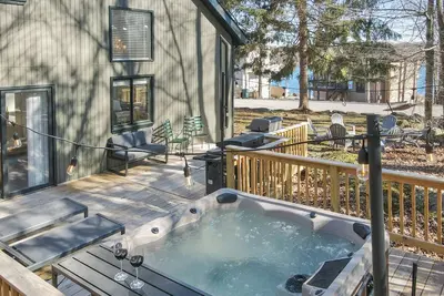Image de Stunning 3br/2ba Lakeview Retreat with Hot Tub & Nintendo Switch!