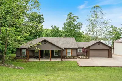 Image de Modern-Rustic brand new Lake front home with hot tub + kayaks!