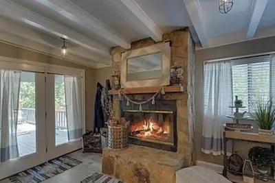 Image de Charming, fully renovated, 4 bedrooms, 3 bath home