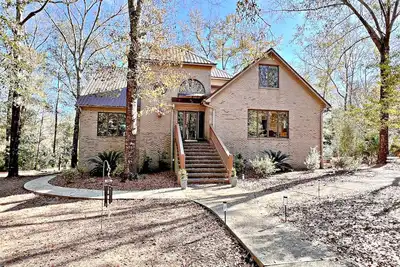 Image de New Property Alert! Check out this Massive Luxury House. Pet Friendly!