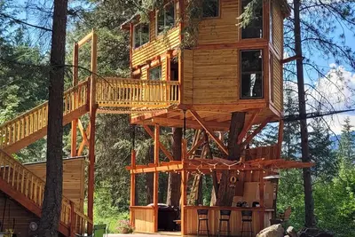 Image de Glamping in the woods with this Treehouse built in between 2 big  alive Fir Tree